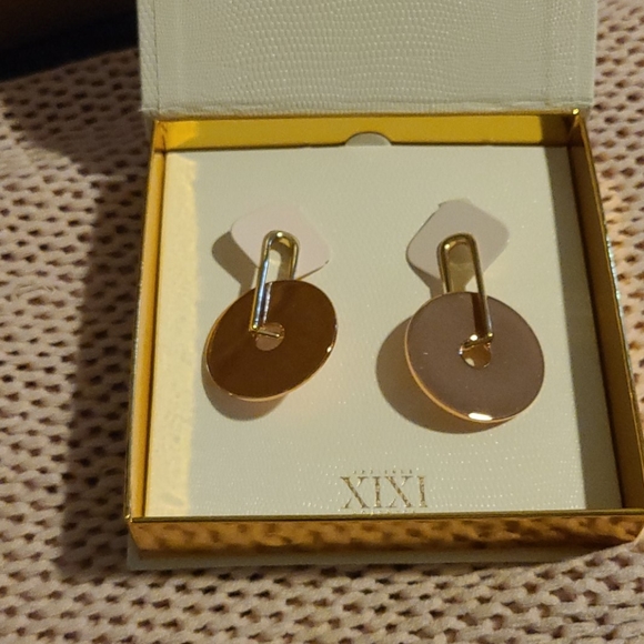 BNWOT xixi Earrings - Picture 2 of 3